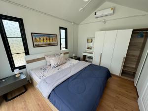 ein Schlafzimmer mit einem großen Bett in einem Zimmer in der Unterkunft Mayuree Homestay in Kranuan