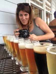 eine Frau, die ein Foto von einer Reihe Biergläser macht in der Unterkunft Wintergreen in Mount Torry Furnace