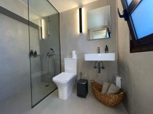 A bathroom at Ammoudara Bay Villa
