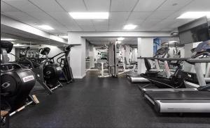 einen Fitnessraum mit vielen Laufbändern und Maschinen in der Unterkunft 73-819 New Studio UWS Doorman Gym in New York