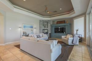 Royal Palm House في كابتيفا: غرفة معيشة مع كنبتين بيضاء وتلفزيون