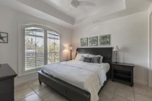 Royal Palm House في كابتيفا: غرفة نوم بيضاء مع سرير كبير ونافذة +32 صورة