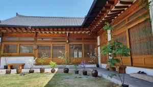 ein Gebäude mit einem Innenhof mit Topfpflanzen in der Unterkunft Stay Sayu Hanok in Gyeongju