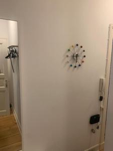 un reloj en una pared blanca en una habitación en Wunderschöne 3 Zimmer Wohnung!, en Hamburgo