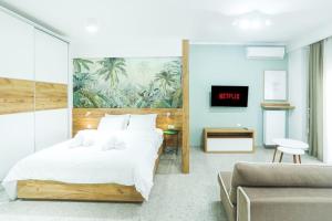 una camera d'albergo con letto e divano di the 203 a Giannitsa