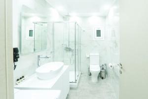 吉昂尼查的住宿－the 203，白色的浴室设有水槽和淋浴。
