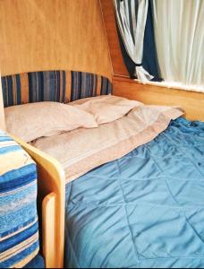 Ένα ή περισσότερα κρεβάτια σε δωμάτιο στο Sweet Camper