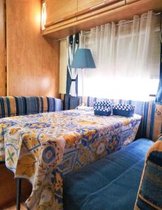 1 dormitorio con cama y ventana en Sweet Camper, en Florencia