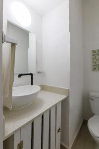 une salle de bain avec un lavabo et des toilettes dans l'établissement CENTRO DE LA CIUDAD CASA PAXI ESTUDIO8, à Mérida