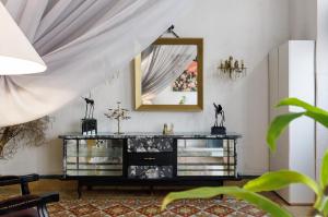 a living room with a dresser and a mirror at CENTRO DE LA CIUDAD CASA PAXI ESTUDIO8 in Mérida