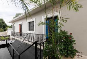 a house with a balcony with a plant at CENTRO DE LA CIUDAD CASA PAXI ESTUDIO8 in Mérida