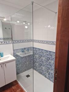 La salle de bains est pourvue d'une douche en verre et d'un lavabo. dans l'établissement Apartamento La Ubilla, à Famara