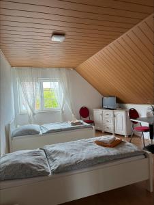 1 dormitorio con 2 camas y techo de madera en Wohnung 3 in der 1.Etage, en Hannover