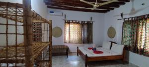 Santa Rita lodge في كيوينجوا: غرفة بسرير وسريرين بطابقين