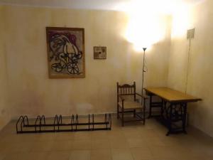 a room with a table and a table and a chair at Casa vacanze Sa Rocchitta in Querce