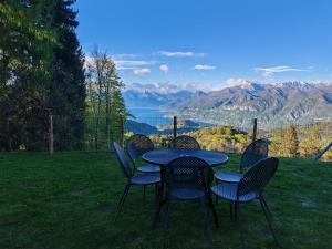 a table and chairs sitting on top of a field at Villa Chalet Bellagio Panorama in Bellagio
