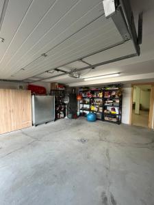 een garage met een grote kamer met een grote cementvloer bij La casa de los girasoles in Almazán