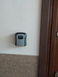 une horloge dans le coin d'un mur à côté d'une porte dans l'établissement Studio Niebieskie, à Wałbrzych