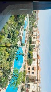 eine Luftaufnahme einer Straße und eines Flusses in der Unterkunft Cozy room in Kairo