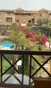 einen Balkon mit Gartenblick in der Unterkunft Cozy room in Kairo
