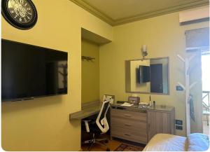ein Zimmer mit einem Schreibtisch mit Fernseher und einem Stuhl in der Unterkunft Cozy room in Kairo
