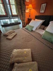a bedroom with two beds with pillows on them at Cocooning Avignon in Avignon