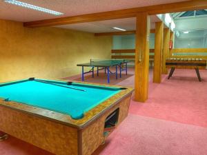una mesa de billar en una habitación con 2 mesas de ping pong en App 1315 - "Auszeit" Kurhotel Schluchsee - mit Hallenbad, Schluchsee en Schluchsee