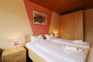 Кровать или кровати в номере App 1315 - "Auszeit" Kurhotel Schluchsee - mit Hallenbad, Schluchsee