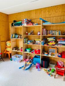 una habitación con estanterías de madera llenas de juguetes en App 1315 - "Auszeit" Kurhotel Schluchsee - mit Hallenbad, Schluchsee en Schluchsee