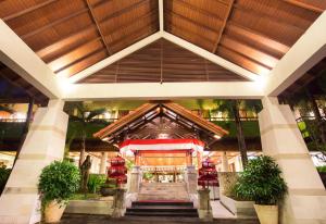 uma entrada para um edifício com escadas e plantas em Plagoo Holiday Hotel em Nusa Dua