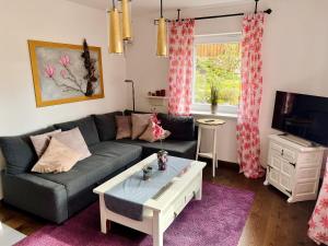 ein Wohnzimmer mit einem Sofa und einem Couchtisch in der Unterkunft Casparidyll in Sigmaringen
