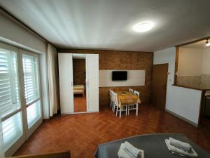 sala de estar con mesa y TV en Apartments Marina, en Makarska