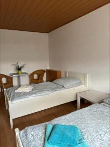 1 dormitorio con 2 camas y mesa en Wohnung 3 in der 1.Etage, en Hannover