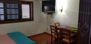 TV a/nebo společenská místnost v ubytování Estudio acogedor y muy tranquilo, en El Sauzal con fantásticas vistas.