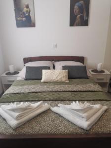 מיטה או מיטות בחדר ב-Apartments Amfora Valbandon