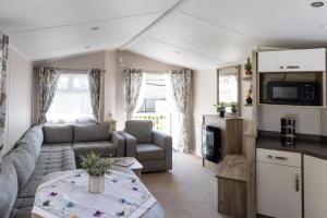10 Beachlands في Porchfield: غرفة معيشة مع أريكة وطاولة