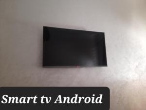una TV a schermo piatto appesa a un muro di Apartment Surf a Skhirat