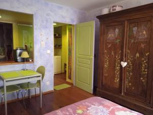 Letto o letti in una camera di Appartements & Chambres Les Loges du Capucin