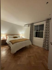 Un dormitorio con una cama grande y una ventana en Sandgate Seaview Apartment en Sandgate