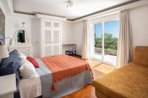 1 dormitorio con cama y ventana en Casa Honey, en Marbella