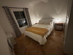 Un dormitorio con una cama grande y una ventana en Sandgate Seaview Apartment en Sandgate