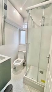 Vonios kambarys apgyvendinimo įstaigoje Appartement design central et au calme