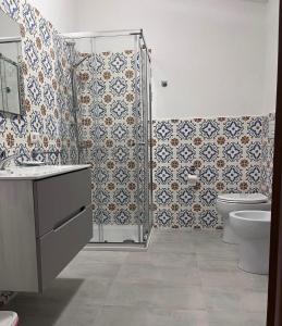 a bathroom with a toilet and a shower at Bidd’e Majori in San Priamo