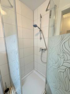 W łazience znajduje się prysznic ze szklanymi drzwiami. w obiekcie Apartment Mimi Homes Cologne City w Kolonii