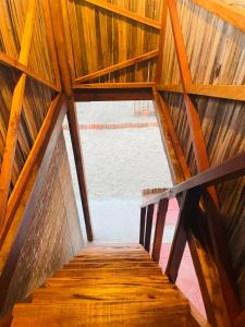 eine Holztreppe in einem Dach mit einem Fenster in der Unterkunft Borassus Nature Huts in Jaffna