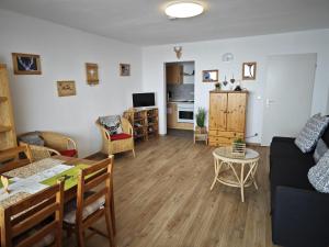 ein Wohnzimmer mit einem Sofa und einem Tisch in der Unterkunft Ferienwohnung deine Auszeit im Allgäu in Missen-Wilhams