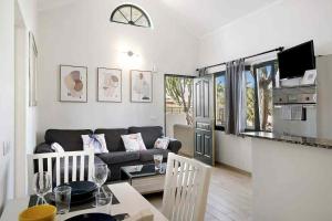 salon z kanapą i stołem w obiekcie Bungalow La Roca w Costa Teguise