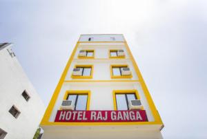 znak hotelu raam gamedica na boku budynku w obiekcie Hotel Raj Ganga Haridwar Near Raja Ji National park Jeep Safari - Excellent Customer Choice- Best Seller w mieście Haridwar