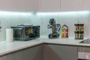 encimera de cocina con microondas y licuadora en Chic and Spacious Deluxe 2 Bedroom Apartment 2, en Londres