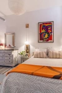 1 dormitorio con cama, tocador y espejo en Η αυλή της Ασπασίας, Χανιά Κρήτη, en Lákkoi